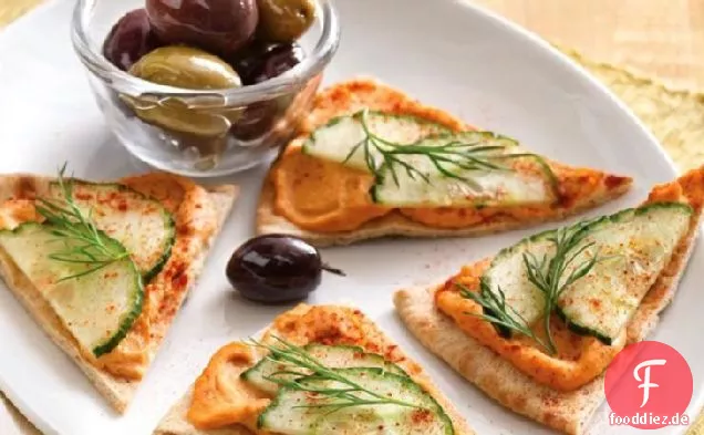 Hummus- und Gurkenbisse