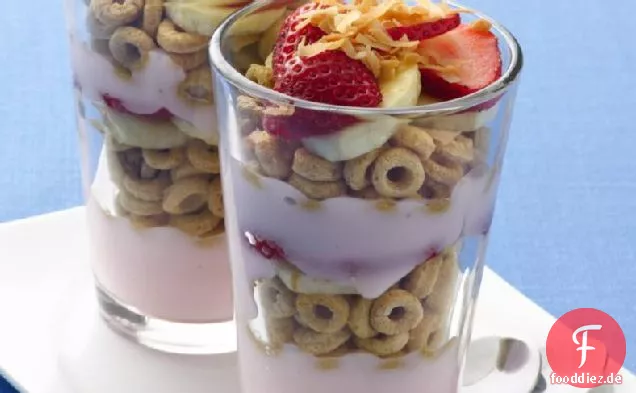 Tropische Bananen-Nuss-Parfaits