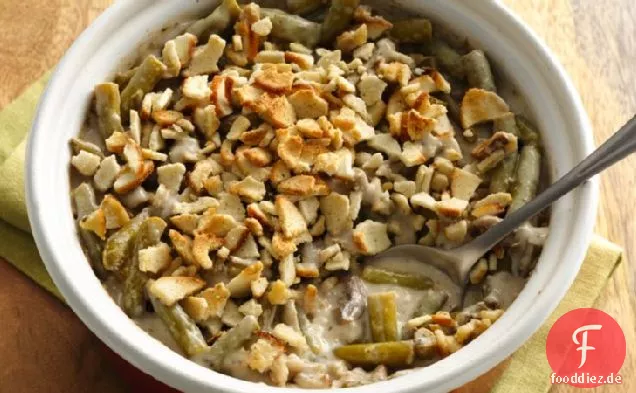 Klassischer grüner Bohnenauflauf mit Baguette-Chips