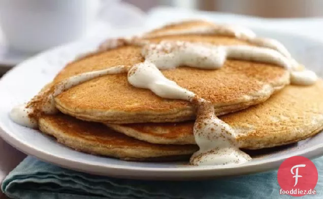 Snickerdoodle Pfannkuchen mit warmer Vanillesauce