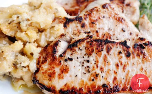 Bier Gesalzene Schweinekoteletts mit gerösteten Äpfeln