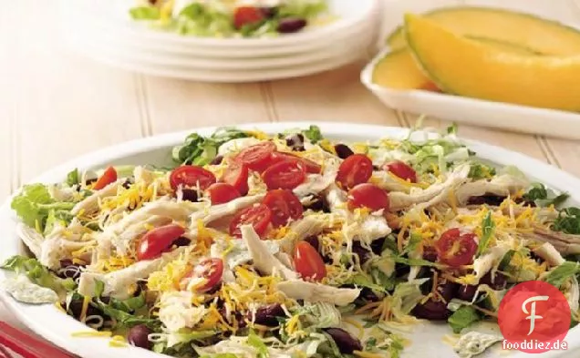 Geschichteter mexikanischer Hühnersalat