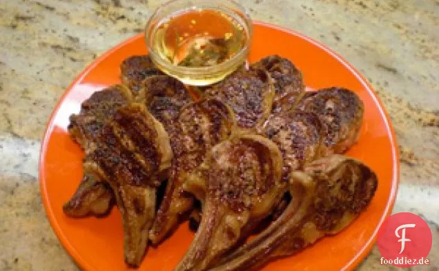 Gegrillte Lammkoteletts mit einfacher Sirup-Minze-Dip-Sauce