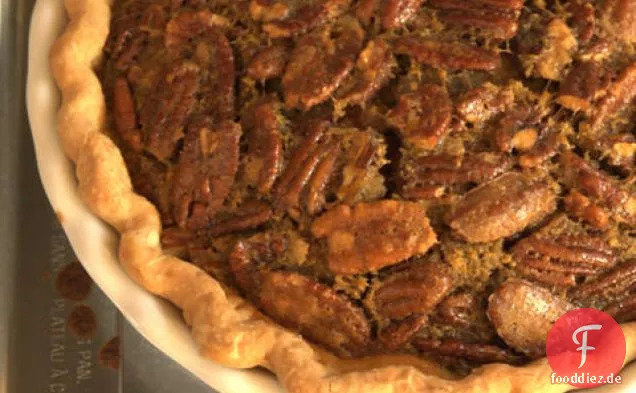Melissa Clarks Spiced Maple Pecan Pie mit Sternanis