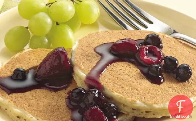 Einfache Haferflocken-Pfannkuchen mit Gemischten Beeren-Topping