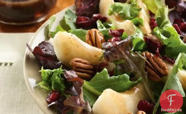 Birnen- und Grünsalat mit Ahornvinaigrette
