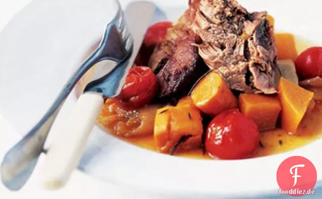 Langsam gekochtes Lamm mit Gemüse