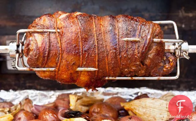 Mediterrane Rotisserie Lammkeule mit Kartoffeln, Fenchel und Oliven