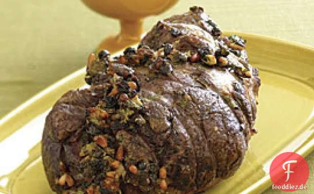 Lammkeule ohne Knochen mit Minze, Pinienkernen und Johannisbeerfüllung