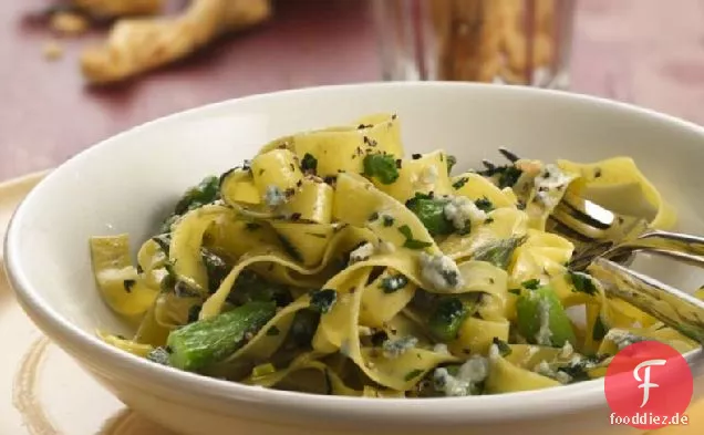 Tagliatelle mit Spargel und Gorgonzola-Sauce