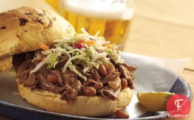 Slow-Cooker Cowboy Beef und BBQ Bean Sandwiches