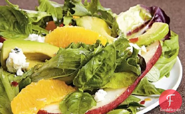 Basilikum und Blauschimmelkäse-Salat