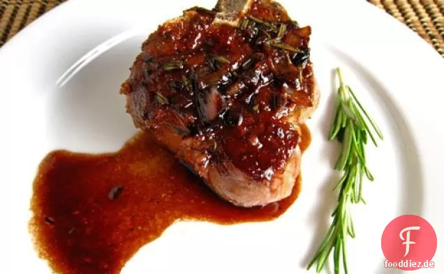 Lammkoteletts mit Granatapfel und Rotweinsauce