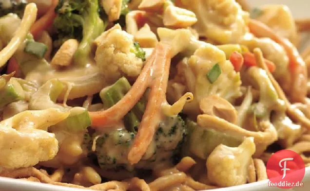 Gemüse in Erdnusssauce mit Nudeln