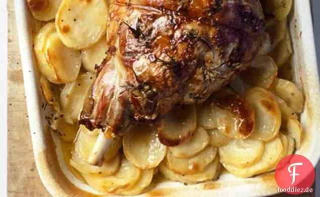 Lammkeule mit Kartoffeln gekocht