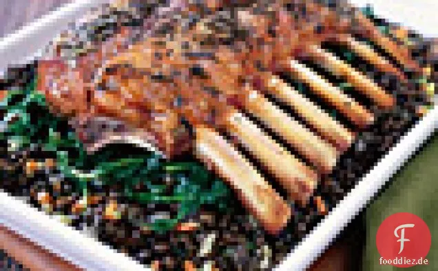 Mini-Lammrücken mit nussigen Beluga-Linsen und sautiertem Knoblauch
