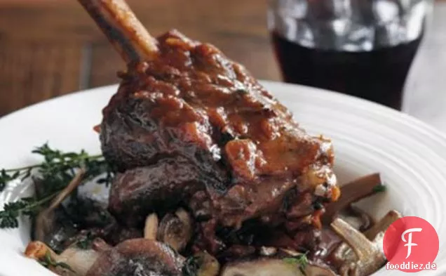 Geschmortes italienisches Lamm mit Pilzen