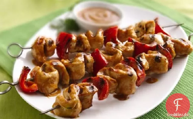 Gegrillte Hähnchen-Kabobs mit thailändischer Erdnusssauce
