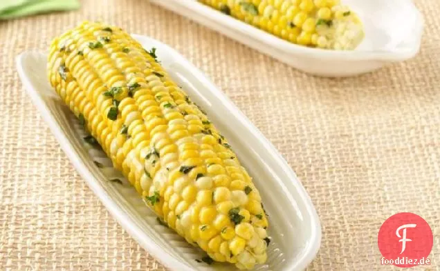 Gegrillter Mais auf dem Kolben mit Kräuterbutter