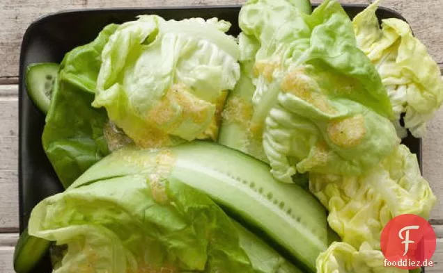 Gurken-Bibb-Salat-Salat mit cremiger Meerrettich-Vinaigrette