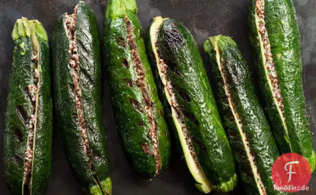 Vegane Quinoa-gefüllte gegrillte Zucchini
