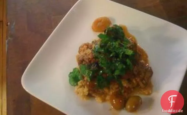 Würziger Lammeintopf mit Datteln, Minze und Petersilie Gremolata