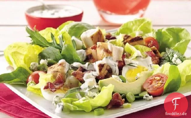 Cobb Salat mit Gurken-Ranch Dressing