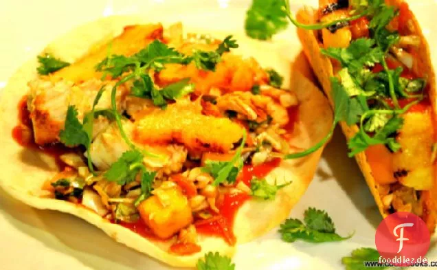 Old El Paso® Gegrilltes Hähnchen und Ananas Tacos mit Kohl und Mango Slaw