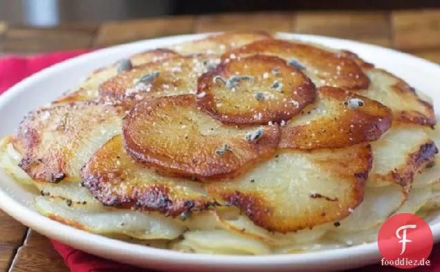 Kartoffeln Anna mit Äpfeln und Salbei