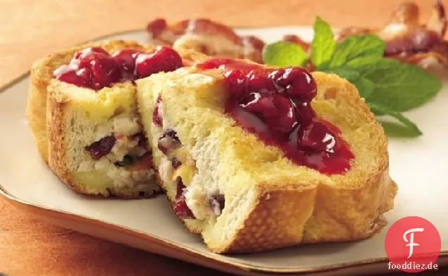 Über Nacht gefüllter French Toast mit Himbeersauce