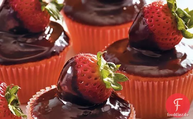 Mit Schokolade überzogene Beeren-Cupcakes