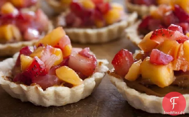 Rustikale Törtchen, Gefüllt mit Dulce de Leche, Erdbeeren und Mango