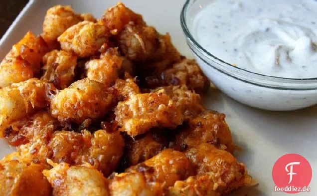 Cheesy Bacon Ranch Potato Nuggets mit Ranch-DIP-Sauce