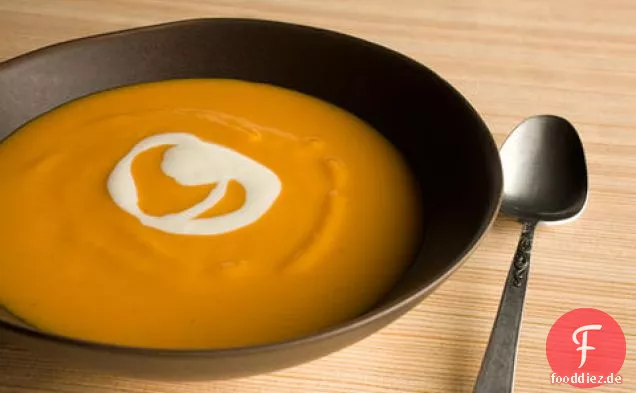 Süßkartoffel-Sternanis-Suppe mit Ingwercreme