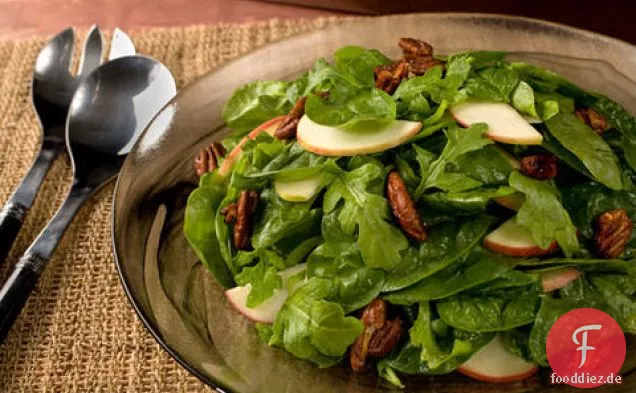 Gewürzter Pekannuss-Apfel-Salat mit Honigvinaigrette