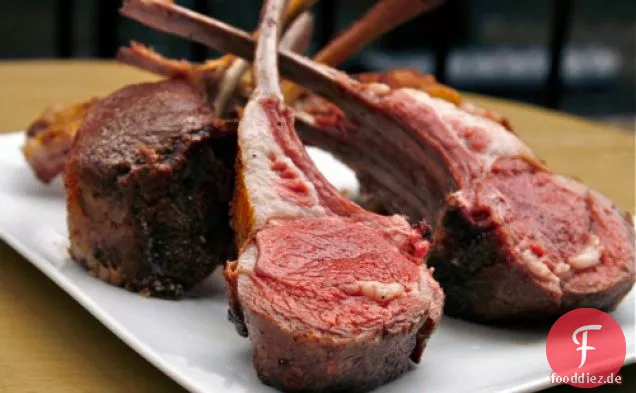 Perfektes langsam gekochtes Lammgestell für den Grill oder das Herd