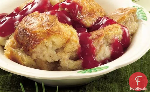 Weißer Schokoladenbrotpudding mit roter Beerensauce