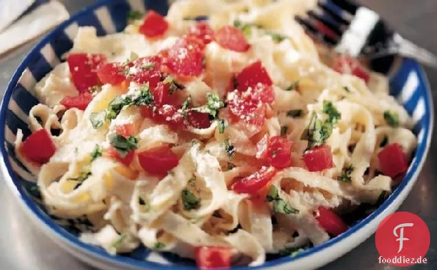 Bandnudeln mit Ricotta, Tomaten und basilikum