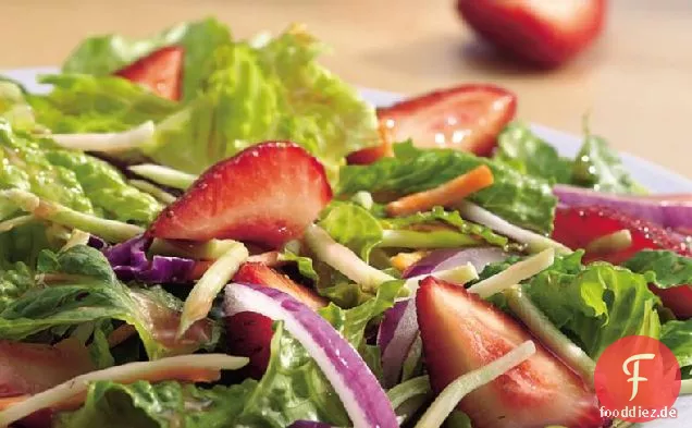 Romaine-Brokkoli-Salat mit Erdbeeren
