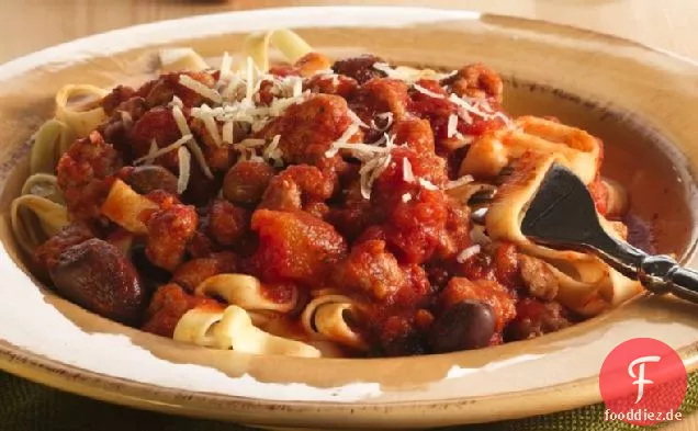 Fettuccine mit italienischer Wurst und Olivensauce