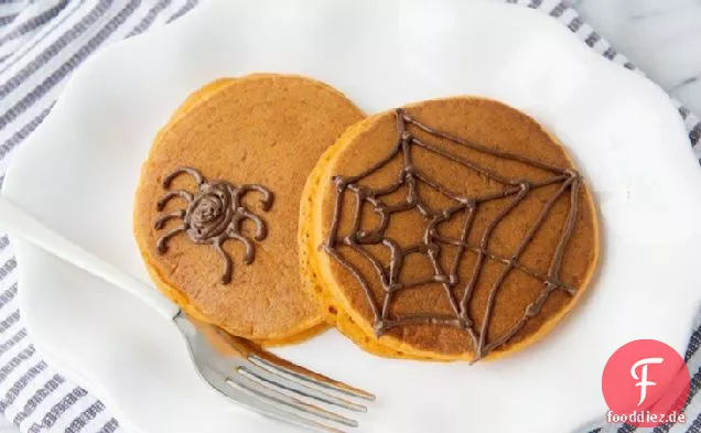 Kürbispfannkuchen mit Schokoladen-Spinnweben
