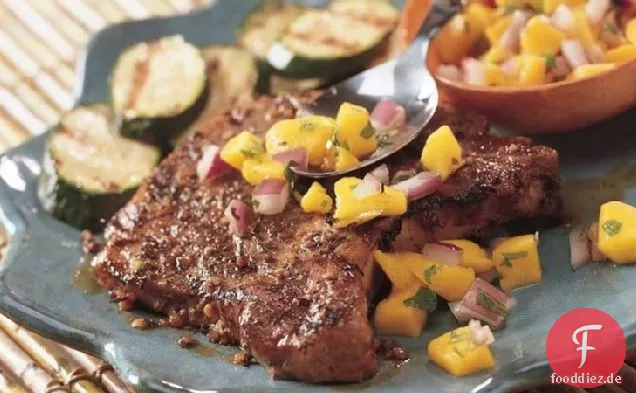 Gegrillte jamaikanische Jerk Schweinekoteletts mit Mango Salsa