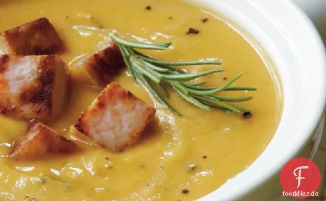 Süßkartoffel-Erdnuss-Suppe mit Schinkencroutons
