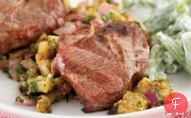 Gegrillte Lammkoteletts mit Auberginensalat