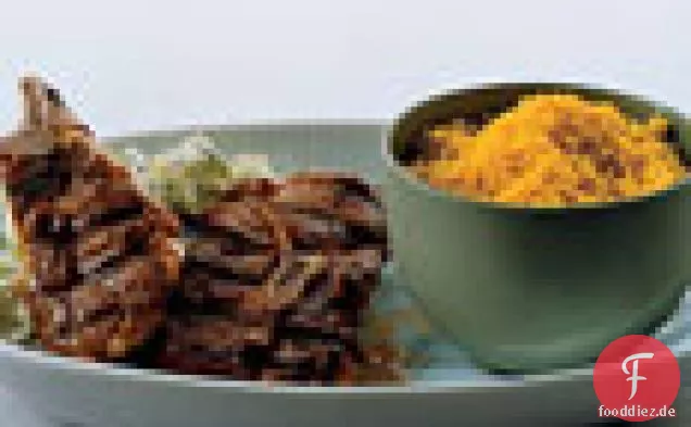 Gegrillte Lammkoteletts mit Curry-Couscous und Zucchini Raita