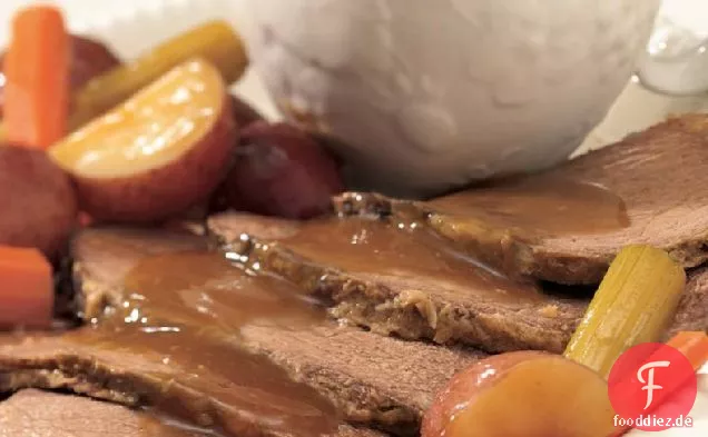 Slow-Cooker-Rinderbraten und Gemüse mit Meerrettichsoße