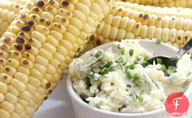 Gegrillter Mais mit Parmesan-Kräuterbutter