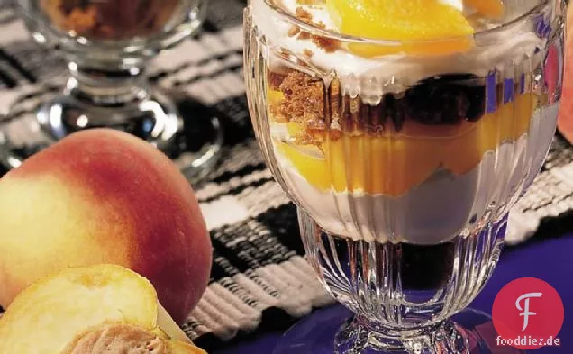 Cremige Karamell-Pfirsich-Parfaits