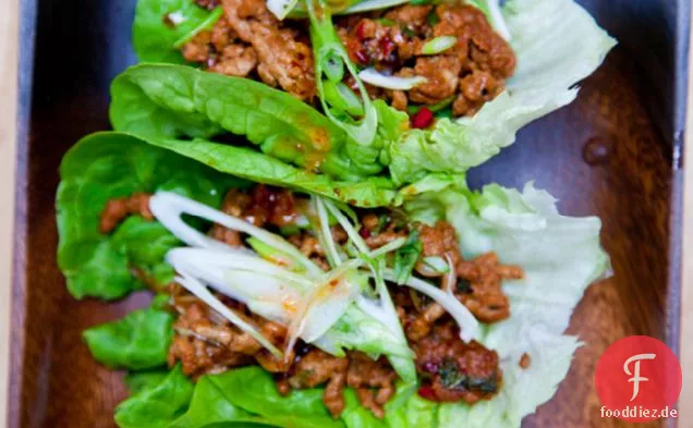 Asiatische Schweinefleisch-Salat-Tassen