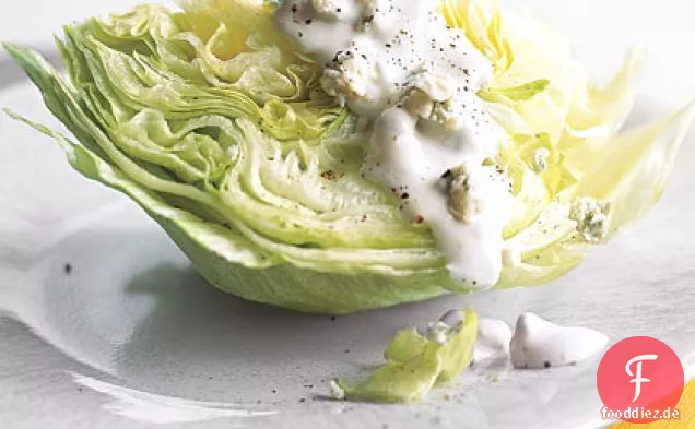 Eisberg-Wedge mit Blauschimmelkäse-Dressing